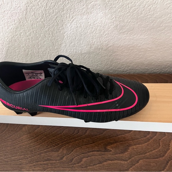 Woman’s Nike Cleats - Picture 5 of 8